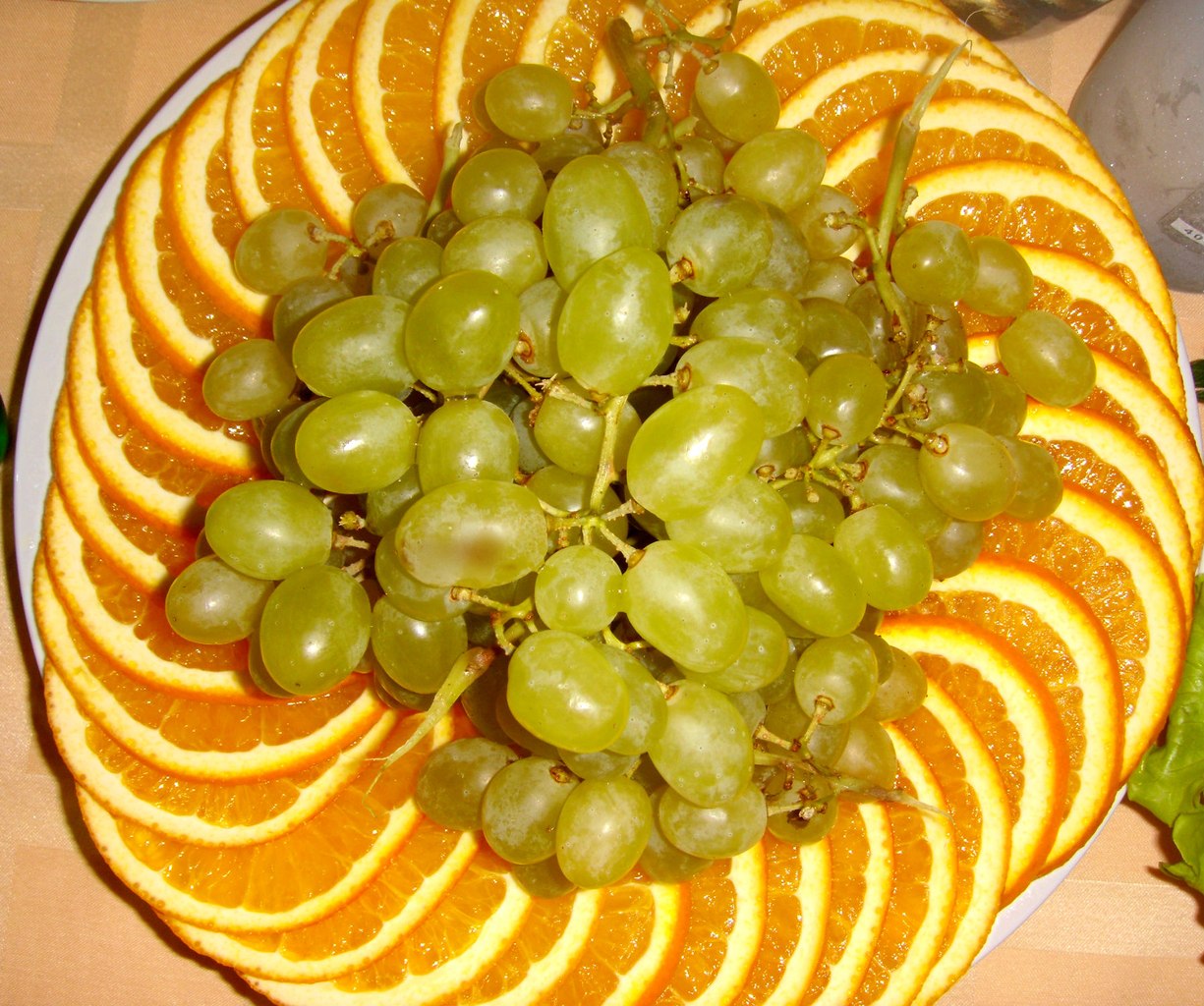 Фруктовая тарелка с виноградом